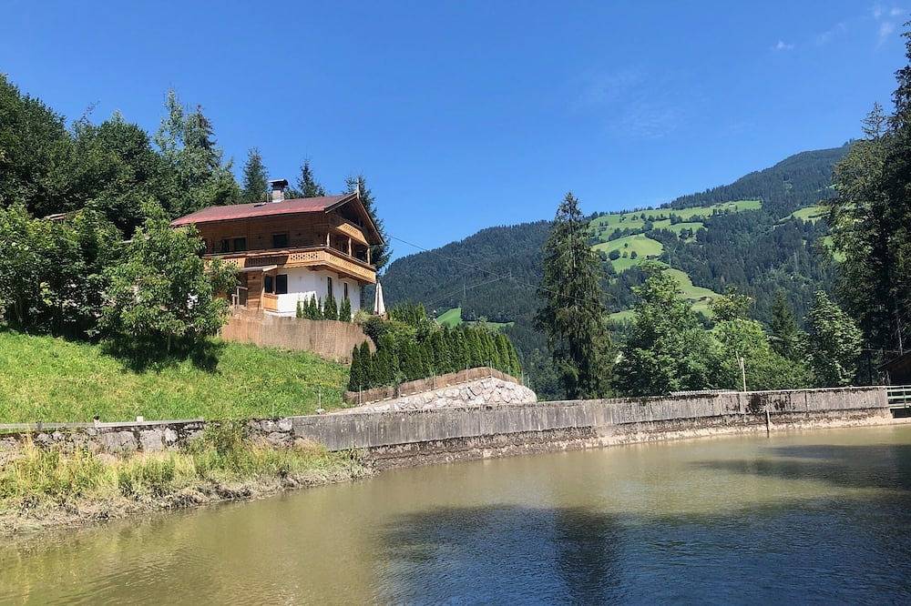 Schönbacher Hof mit Blick auf die Hohe Salve in Hopfgarten im Brixental, Kaisergebirge