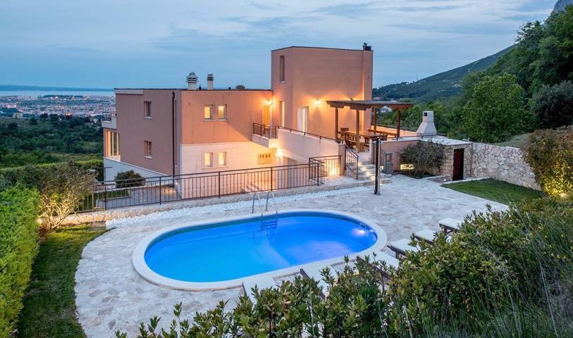 Villa pour 18 personnes, avec piscine et sauna ainsi que jardin et jacuzzi à Solin