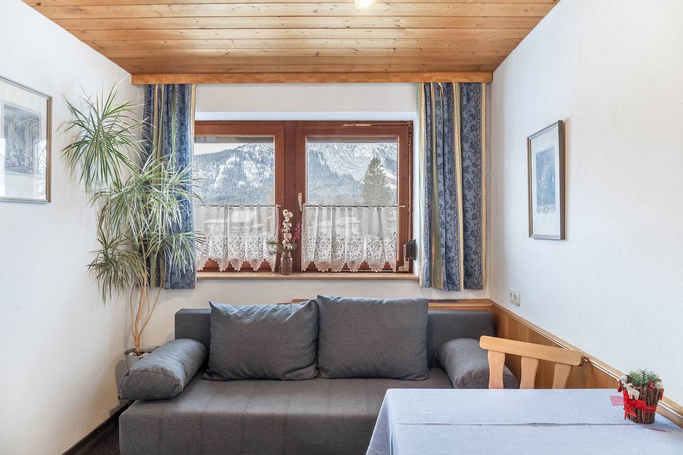 Geheel appartement, Vakantie Appartement "Haus Am Lärchenhang" met Uitzicht op de Bergen, Balkon & Wi-Fi in Leutasch, Innsbruck Land