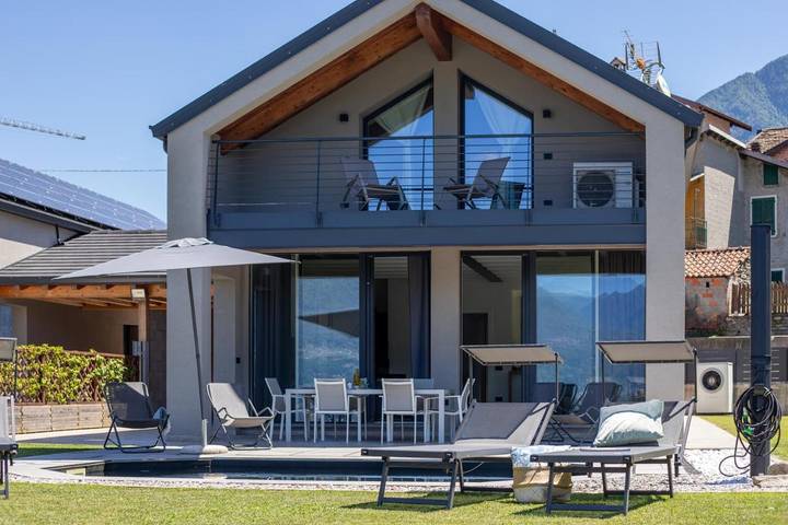 Villa per 7 persone, con Balcone e Terrazza nonché Giardino e Piscina a Colico