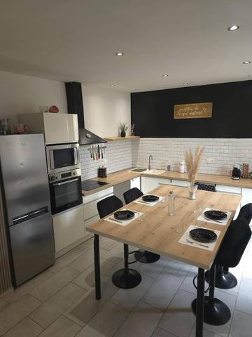 Gîte pour 4 personnes, avec jardin ainsi que vue et piscine à Labégude
