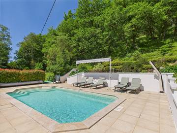 Gîte pour 11 personnes, avec jardin ainsi que terrasse et piscine à Thonac