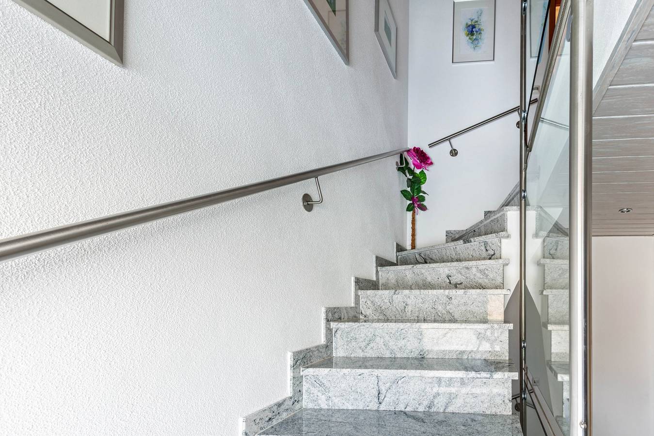 Ganze Wohnung, Gemütliche Dachgeschosswohnung "Haus am Mühlenbach" in schöner Lage mit Wlan, Terrasse und Garten; Parkplätze vorhanden in Hilzingen, Hegau