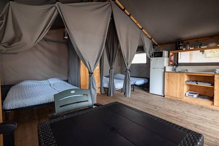 Tente pour 4 personnes, avec vue sur le lac ainsi que terrasse et balcon/terrasse à Le Muy - 3