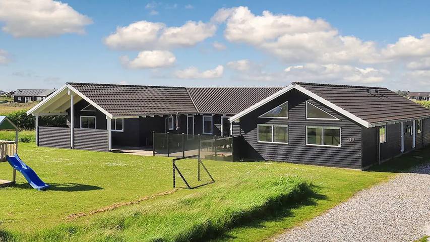 Ferienhaus für 21 Personen, mit Terrasse und Pool sowie Whirlpool und Sauna, mit Haustier in Løkken
