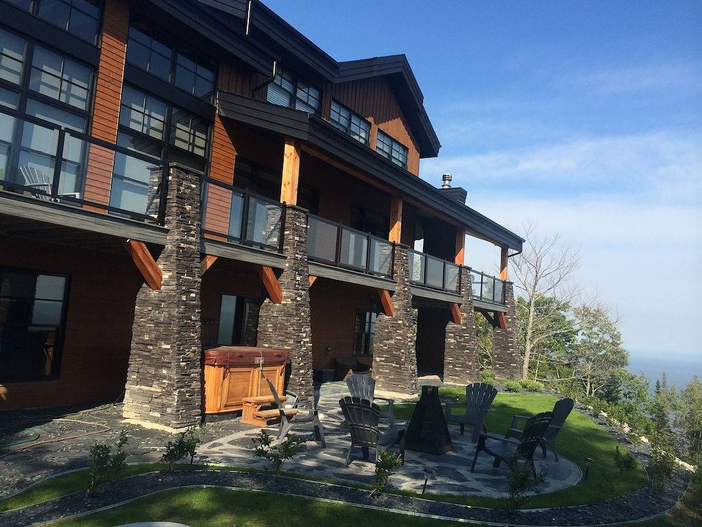 Ilaali: Schicke Einrichtung im Lodge-Stil und Panoramablick auf den St.-Lorenz-Strom in Le Massif