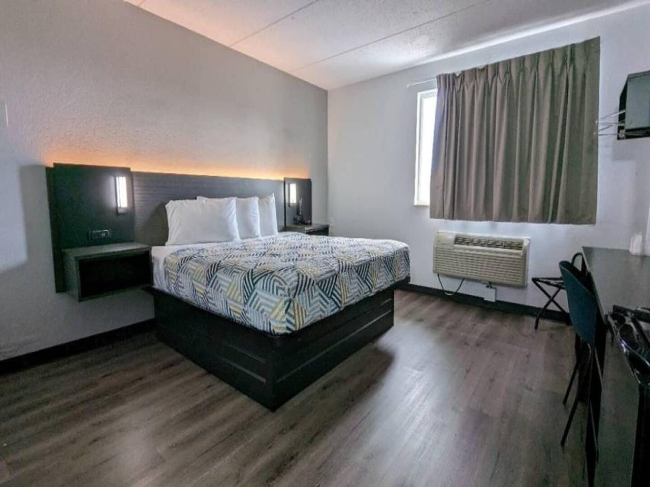Ms6 Danvers | 1 cama king | Nevera con microondas in Danvers, Condado de Essex (MA)