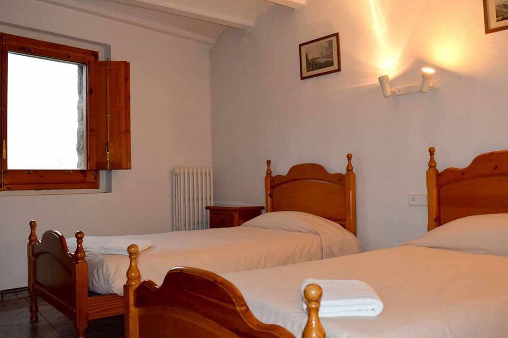 Apartamento entero, Apartamento 'Mas El Carrer - Verd' con piscina compartida, jardín compartido y Wi-Fi in Santa Pau, Parc Natural de Zona Volcànica de la Garrotxa