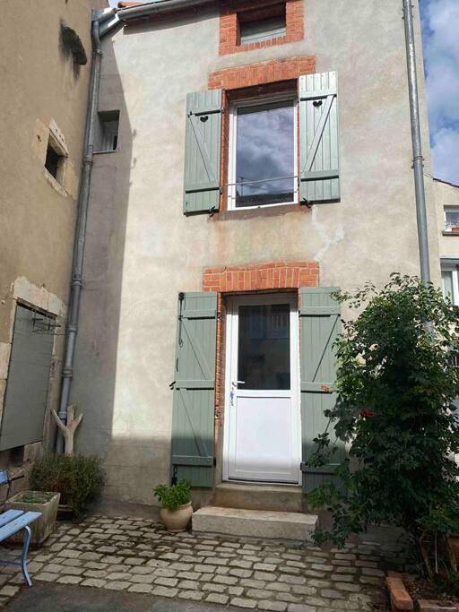 Gîte pour 2 personnes, avec Terrasse dans Ébreuil - 2