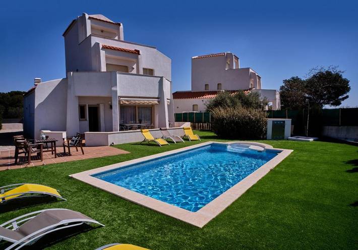 Location de vacances pour 11 personnes, avec Terrasse et Jardin ainsi que Piscine et Vue dans Platja de l'Almadrava