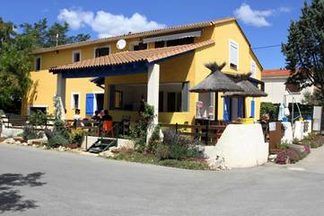 Camping pour 4 personnes, avec piscine et bassin pour enfant ainsi que jardin et vue en Camargue