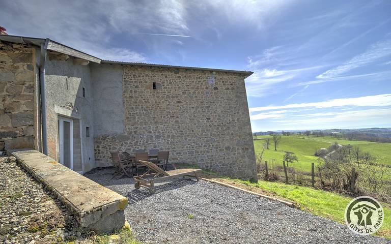 Gîte pour 6 personnes, avec terrasse et jardin à Villechenève