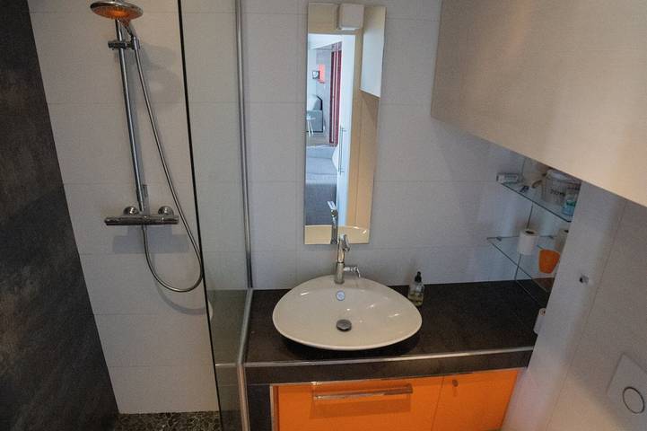 Entire apartment, Apartment 2 people feet in the water Ground floor terrace in Plage de Port Fontaine-Lomener, Ploemeur