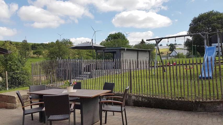 Ferienhaus für 8 Personen, mit Whirlpool und Terrasse sowie Garten und Sauna