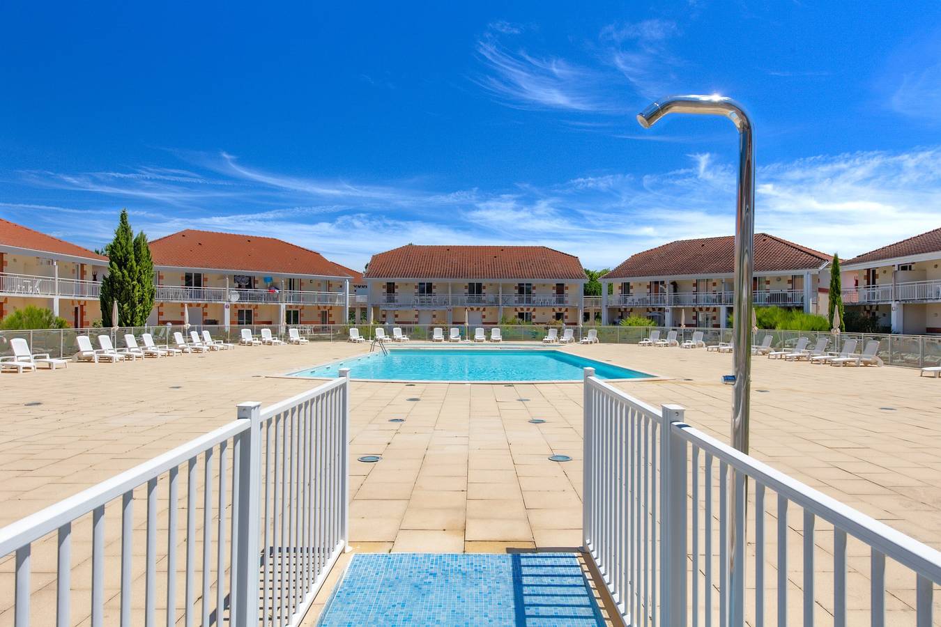 Entire apartment, Les Vertmarines – Apartment in Le Verdon-sur-Mer with Shared Pool and Terrace in Le Verdon-sur-Mer, Lesparre-Médoc region