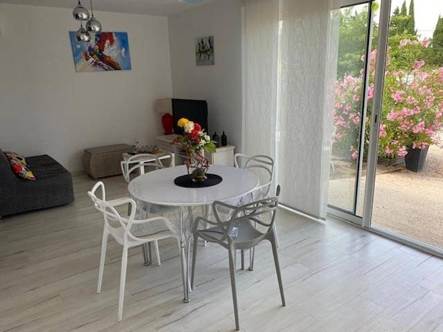 Location de vacances pour 4 personnes, avec piscine ainsi que vue et jardin à Sernhac - 3