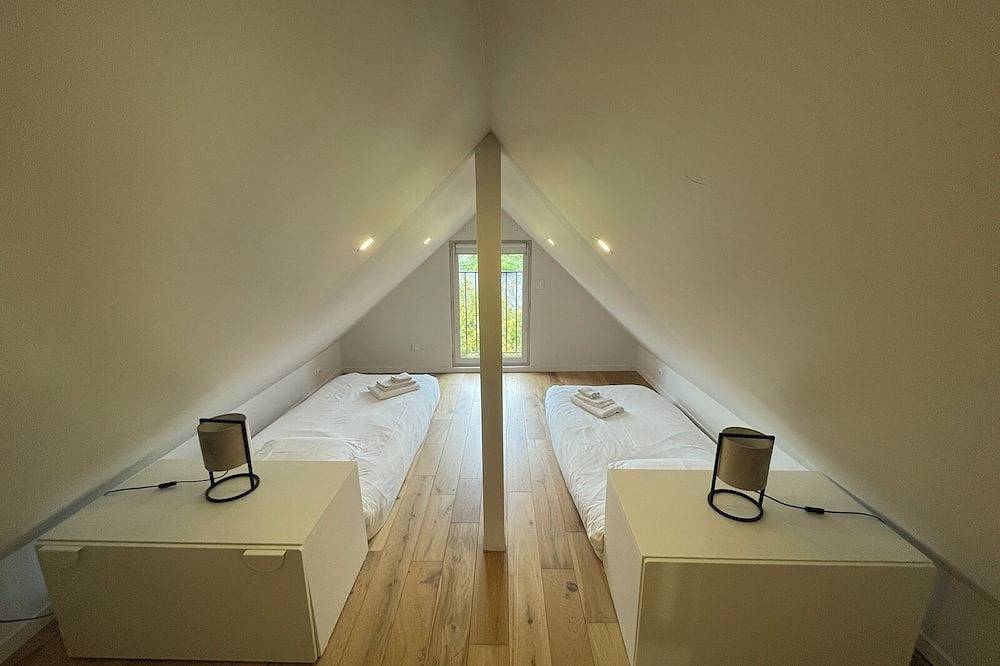 Small house in town center with large garden, quiet and comfortable, sleeps 2-4 in Sainte-Famille-en-Auge, Region de Lisieux