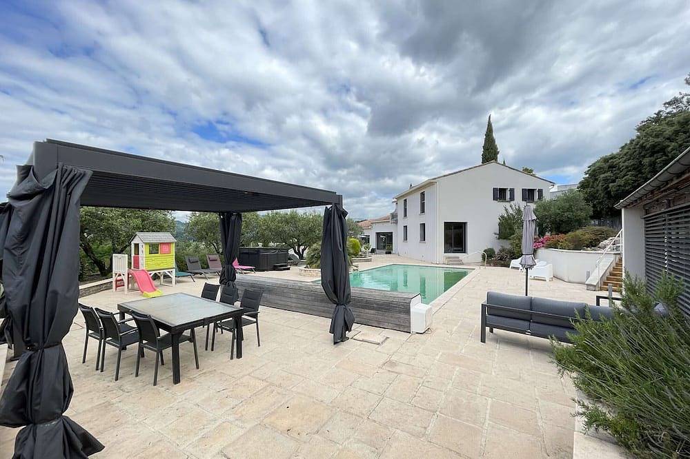 Villa d'Exception avec Piscine Privée, Jacuzzi et Climatisation in Ucel, Parc naturel régional des Monts d'Ardèche