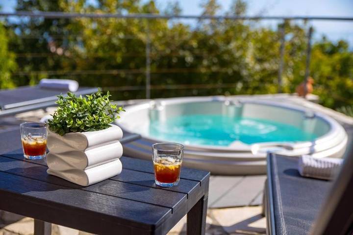 Ferienhaus für 6 Personen, mit Balkon und Whirlpool sowie Terrasse und Garten