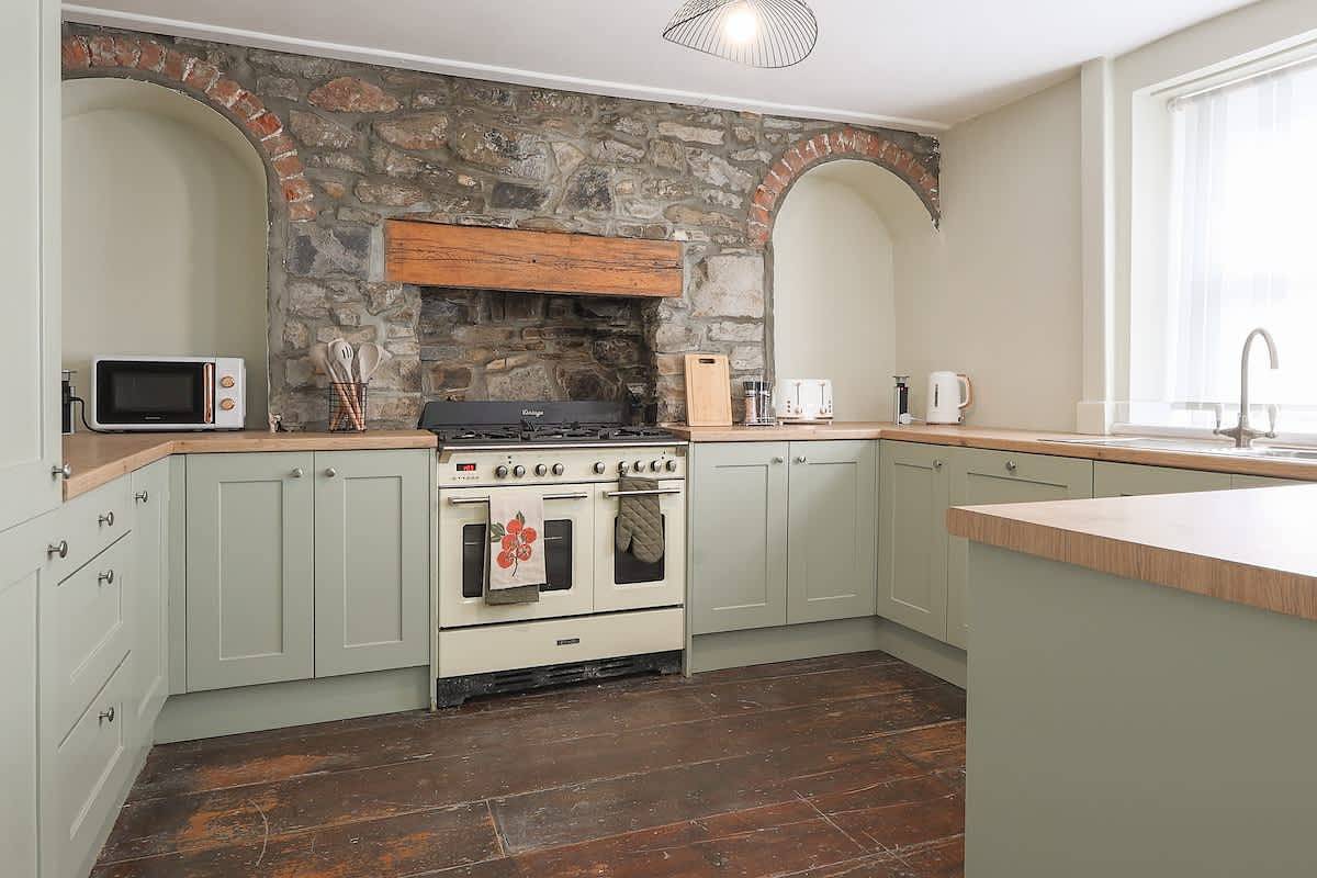 Unique Swansea Home | Parking for 5 & Games Room in Swansea, Swansea region