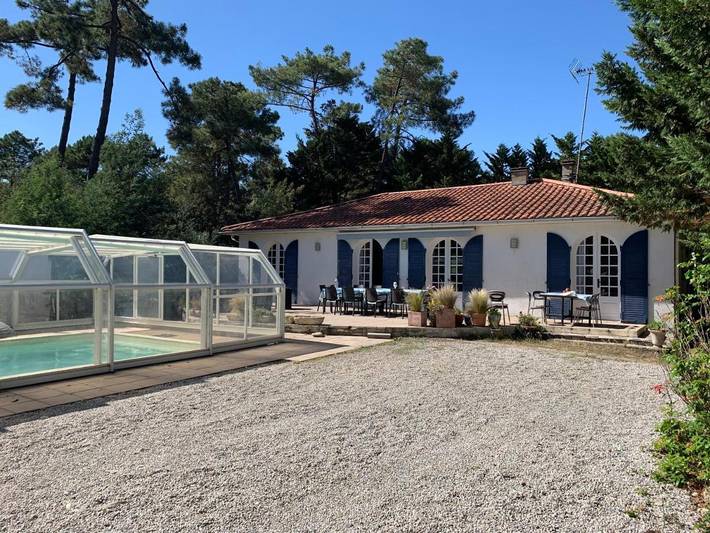 Location de vacances pour 14 personnes, avec Terrasse ainsi que Jardin et Piscine dans Office De Tourisme De Longeville Sur Mer