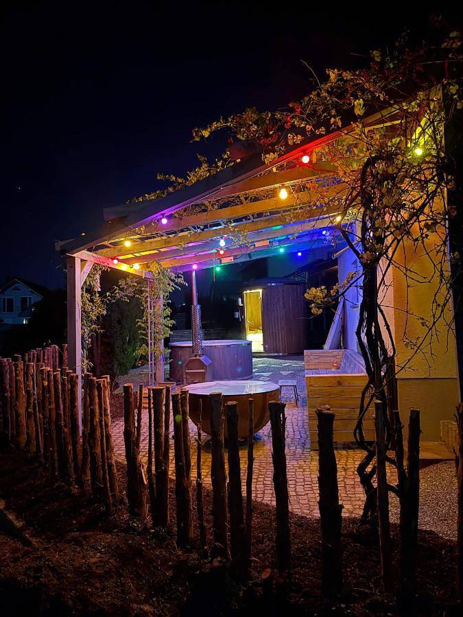 Ferienwohnung für 4 Personen, mit Whirlpool und Terrasse sowie Garten und Pool