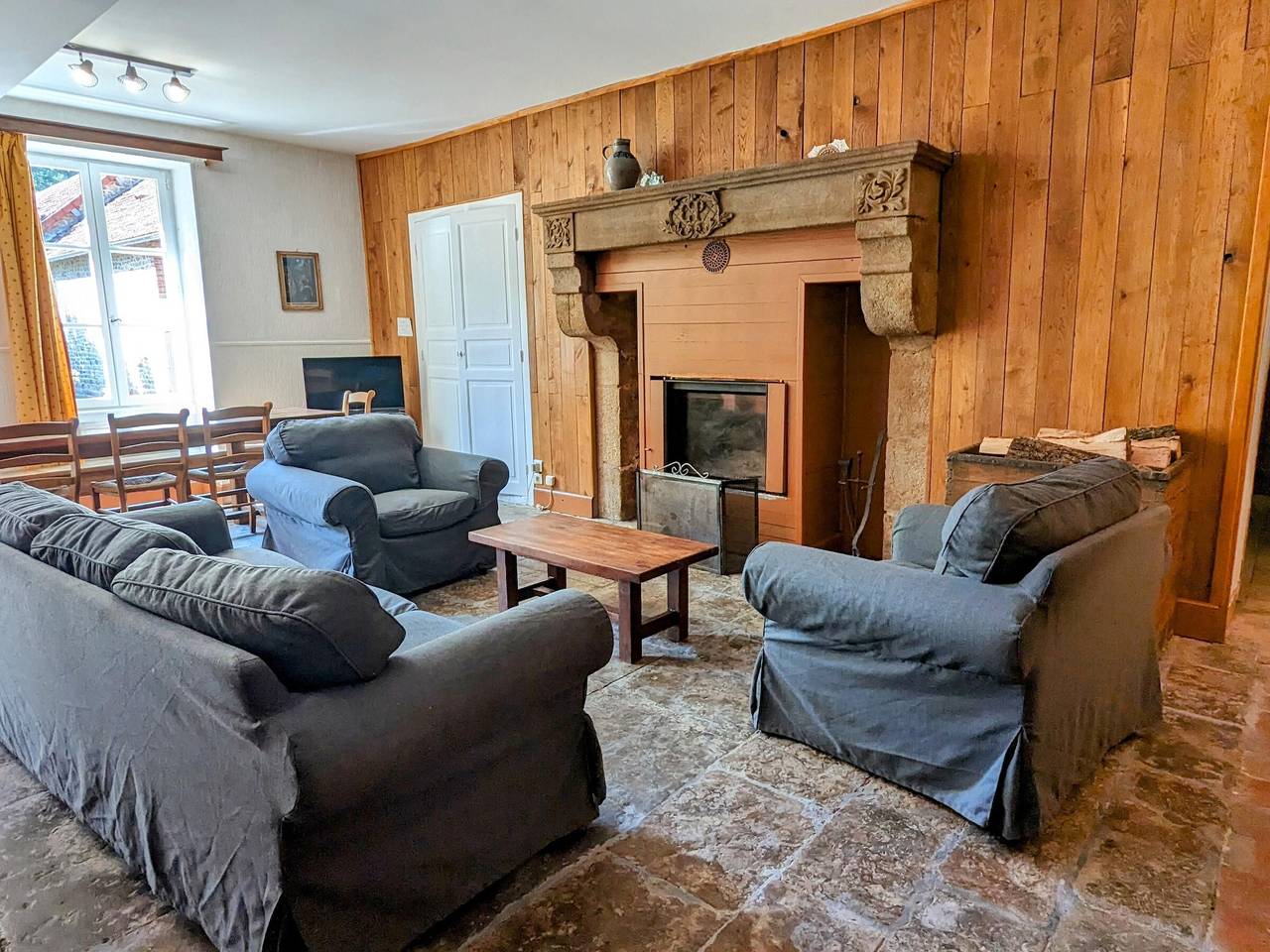 Secluded forest retreat with large house and pets allowed in Foissy, Beaune region