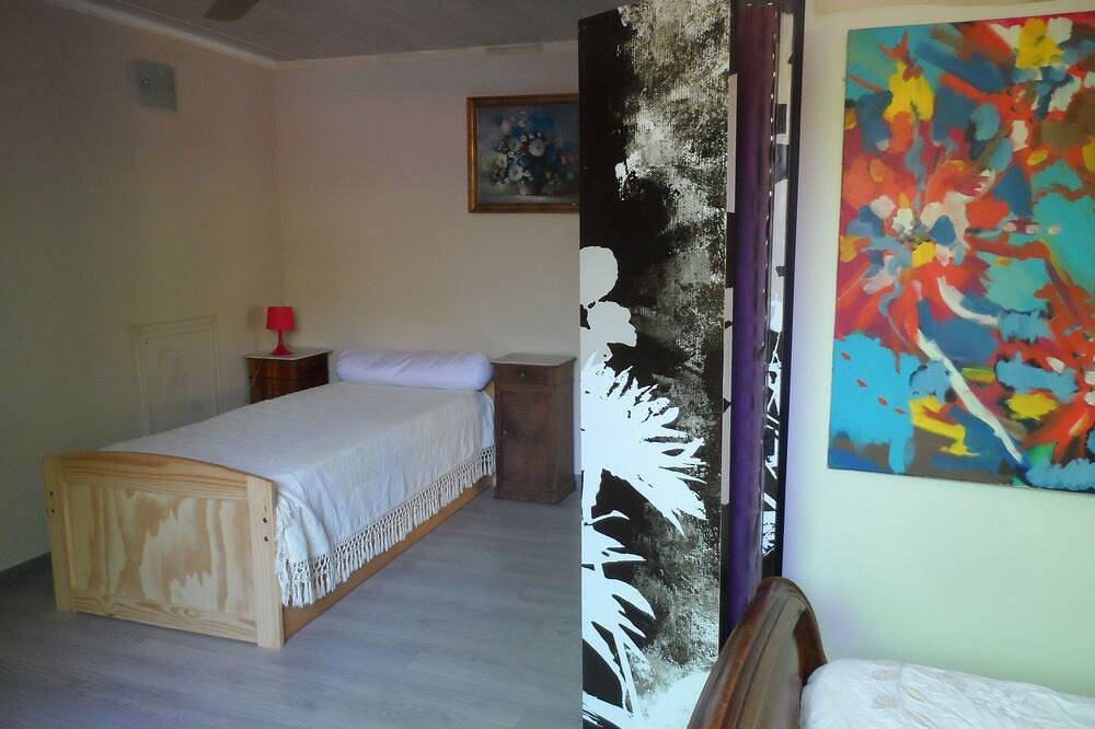 Maison climatisée  2 chambres  piscine (12h à 19h) animaux acceptés in Villeneuve-lès-Avignon, Région de Nîmes