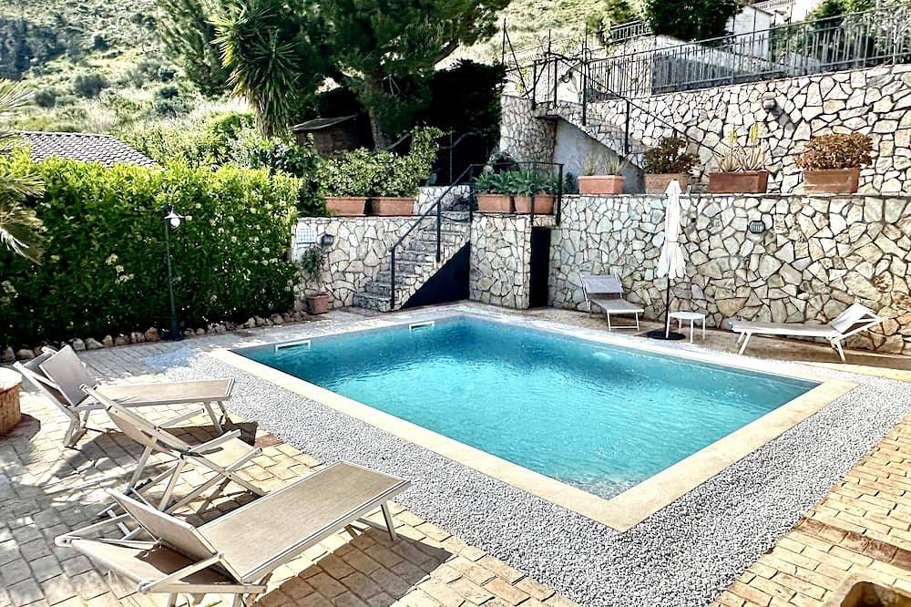Villa Belvedere di Altavilla with Pool and Near The Sea in Altavilla Milicia, Province de Palerme