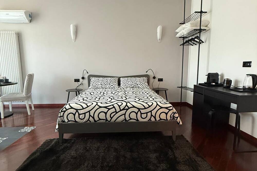 Panta Rei Charming Rooms and Spa Era room with private spa for exclusive use. in Taranto, Gulf of Taranto