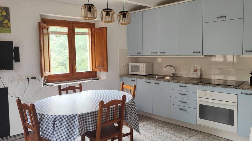 Gîte pour 4 personnes, avec vue ainsi que piscine et jardin, animaux acceptés à Santa Pau - 2