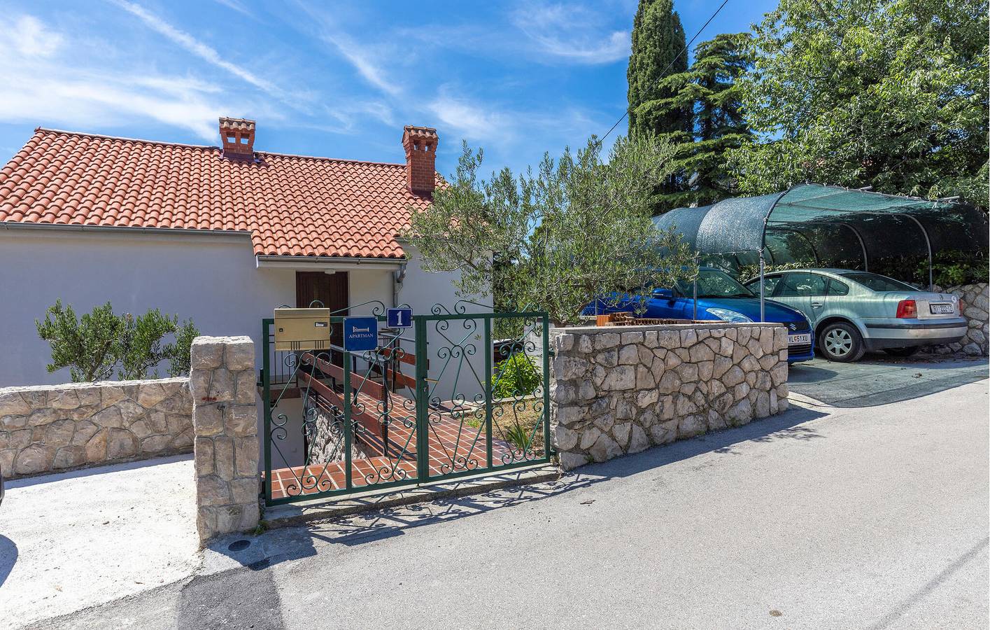 Ganze Ferienwohnung, Charmantes Apartment mit Meerblick, Terrasse, Parkplatz und WLAN in Omisalj, Krk