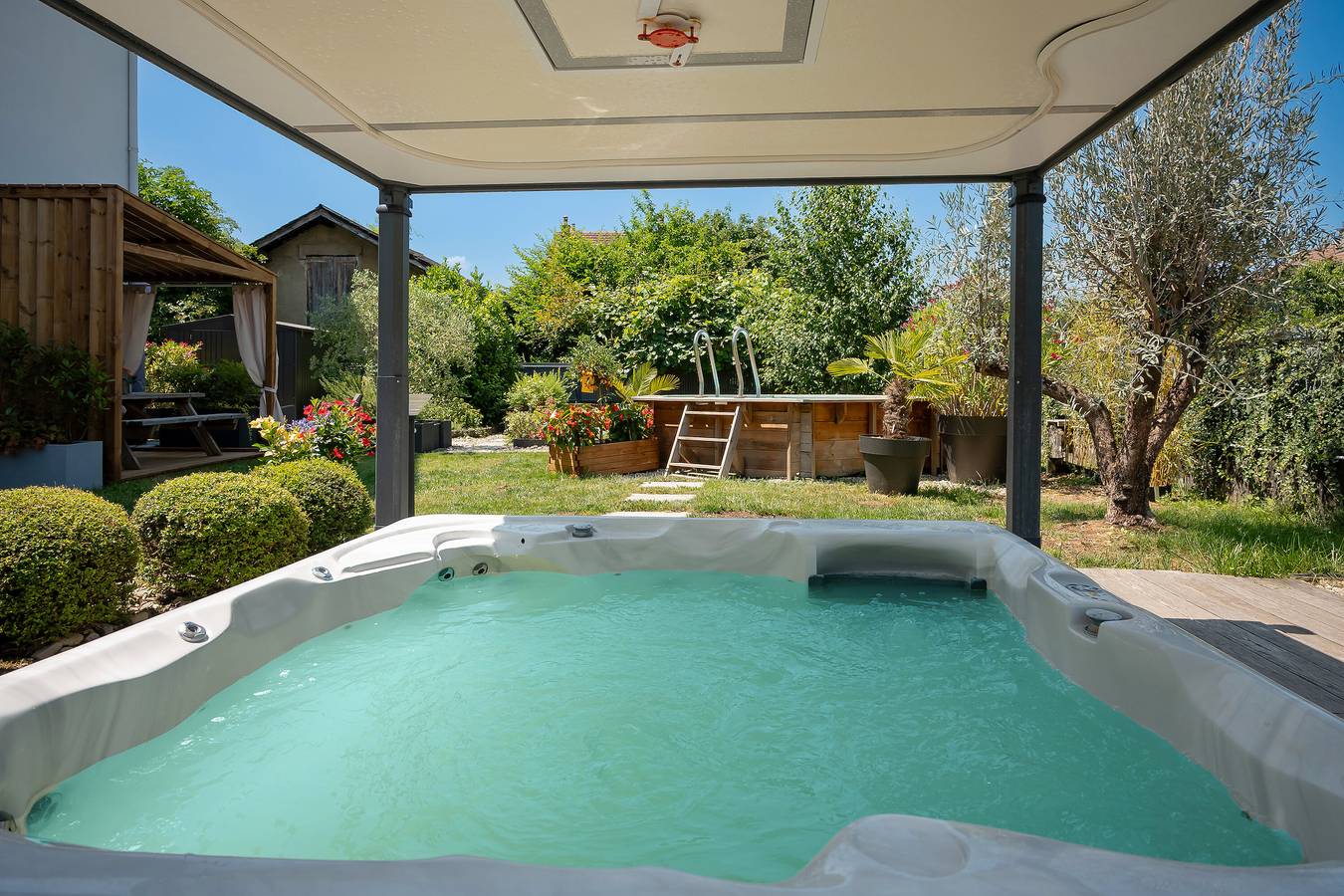 Appartement entier, Maison d'hôtes 'La Suite Des Sommets' avec piscine partagée, terrasse partagée et climatisation in Barberaz, Région de Chambéry