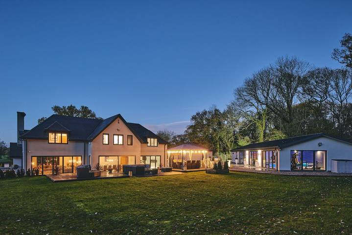Log cabin for 12 people, with Garden and Sauna in Worcestershire