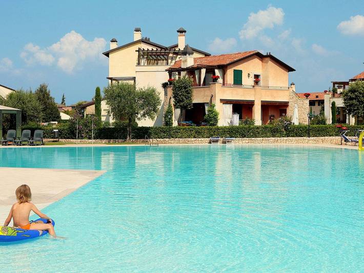 Holiday rental for 6 people, with garden and terrace as well as pool in Peschiera del Garda