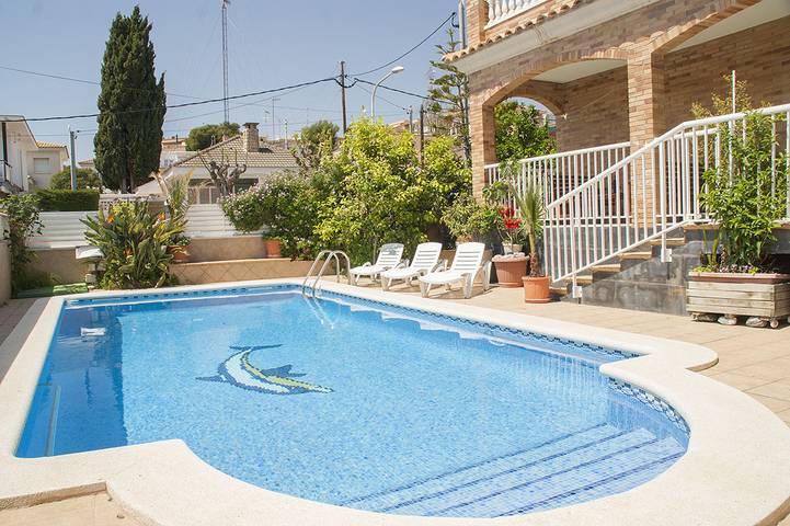 Casa rural para 13 personas, con piscina y jardín en Calafell