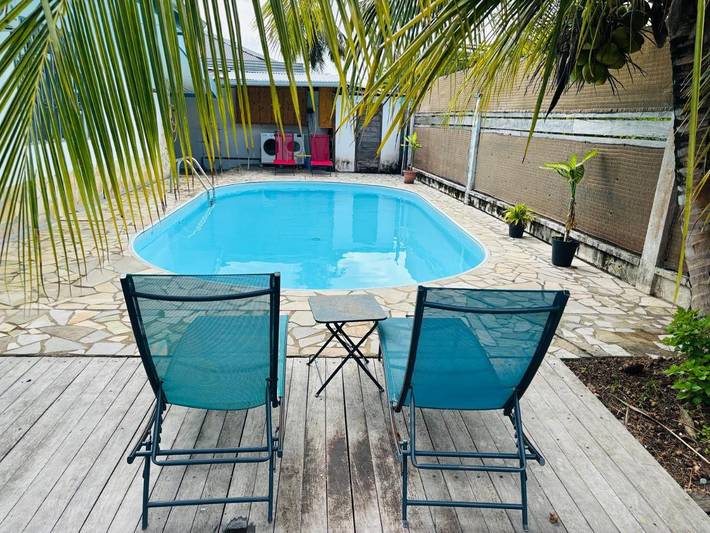 Gîte pour 2 personnes, avec terrasse ainsi que piscine et jardin à Kourou