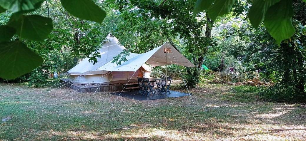 Camping pour 4 personnes, avec piscine et jardin