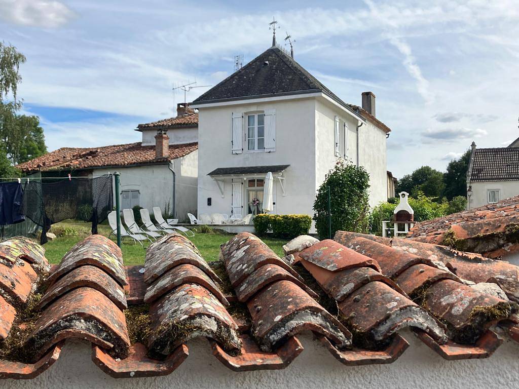 Gite des Roses Sleeps 6 with Gardens in Oradour-Fanais, Charente