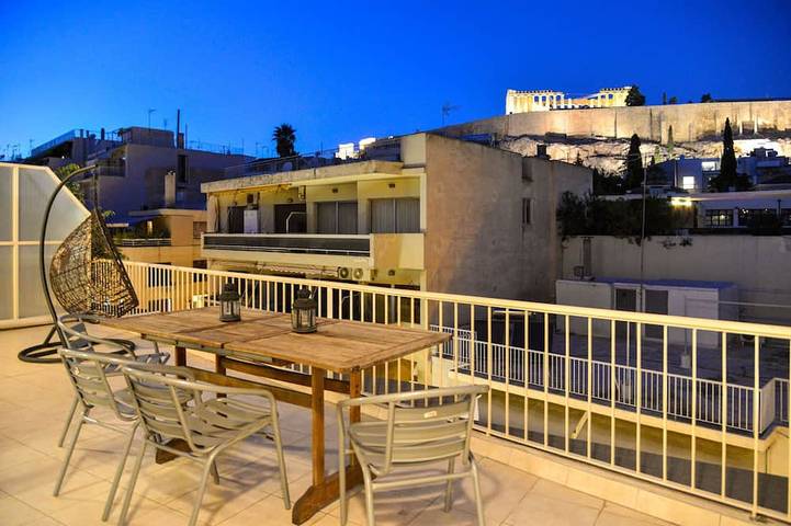 Vacation rental for 7 people, with balcony in Athens
