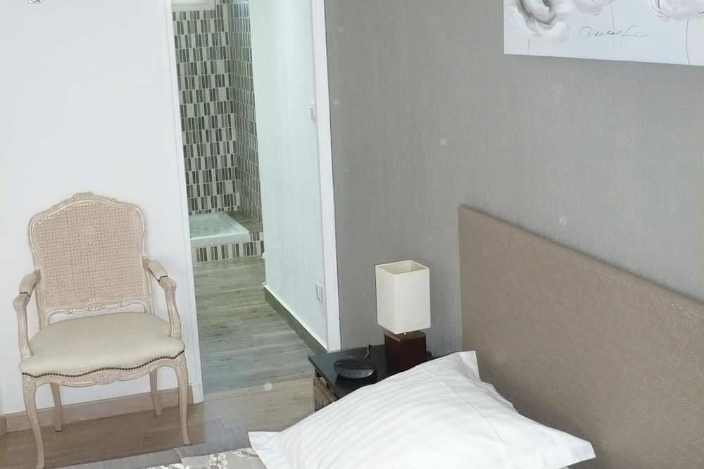 Jolie villa avec piscine privée, jardin, climatisation et parkings,  Cagnes/mer in Cagnes-sur-Mer, Côte méditerranéenne (France)
