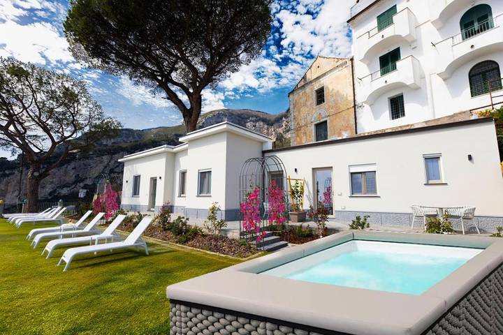 Pension voor 2 personen, with terras and uitzicht as well as zwembad and tuin in Amalfi