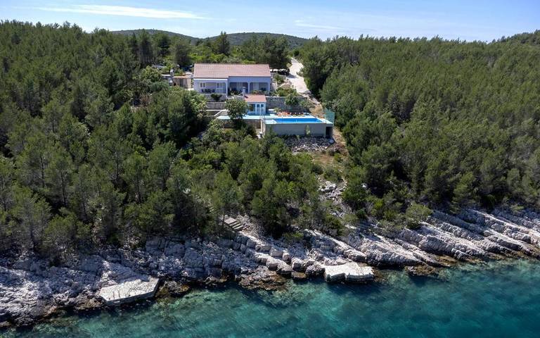 Maison d’hôte pour 8 personnes, avec Balcon et Terrasse ainsi que Jardin et Piscine dans Hvar