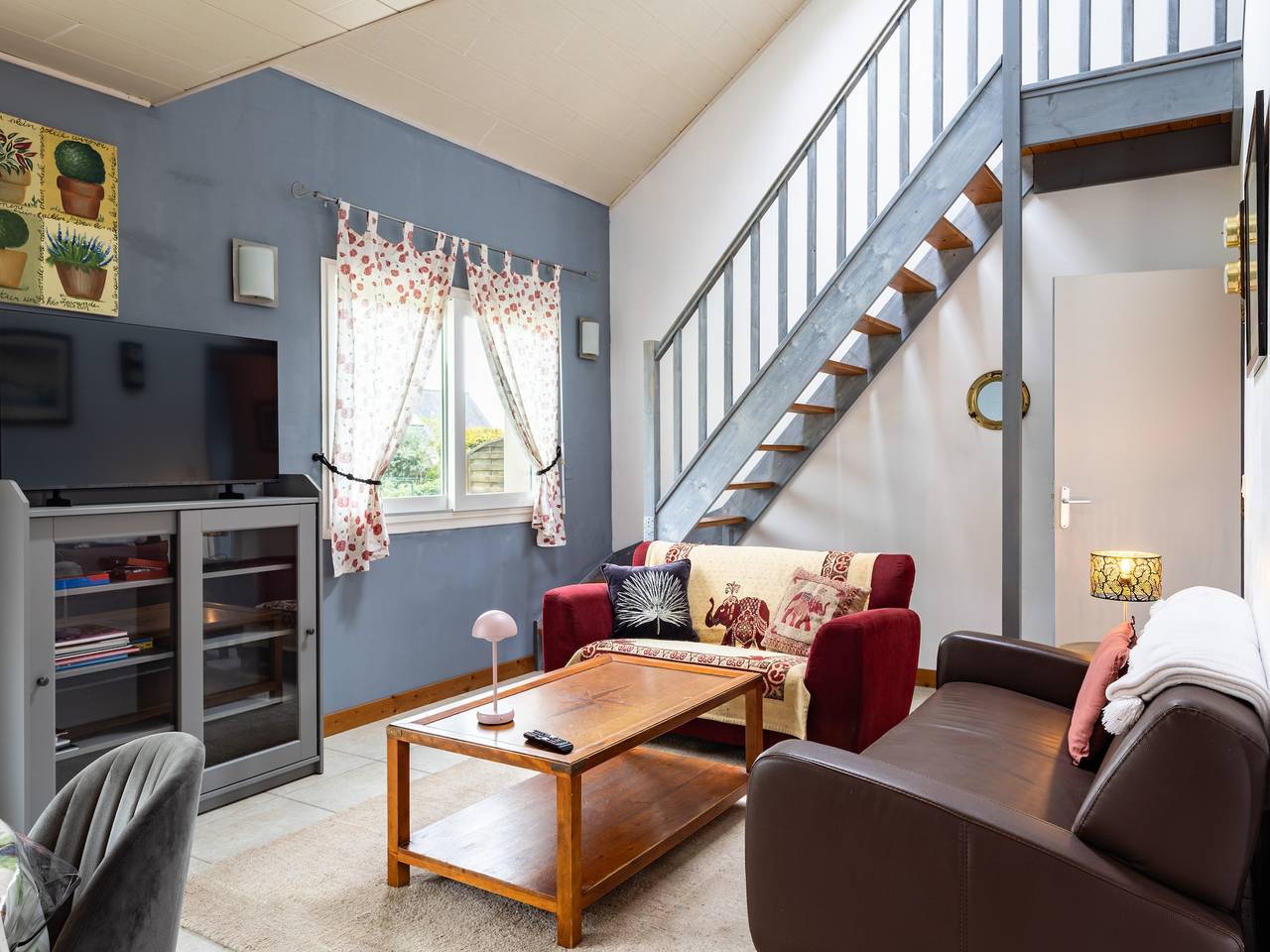 Holiday Home 'War Ar Maez' with Private Terrace, Garden, and Wi-Fi in Pleumeur-Bodou, Pink Granite Coast