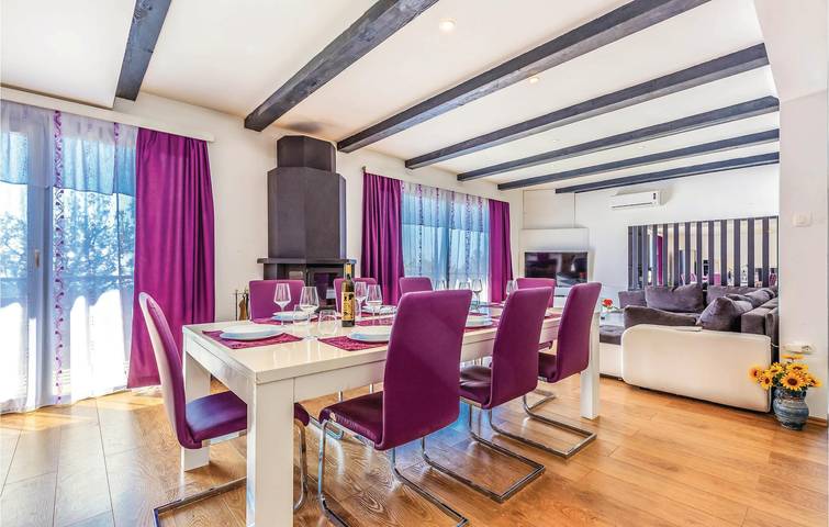 Charmante 169 m² große Wohnung mit Pool, WLAN und nur 1 km von der Küste entfernt in Jablanac, Naturpark Velebit
