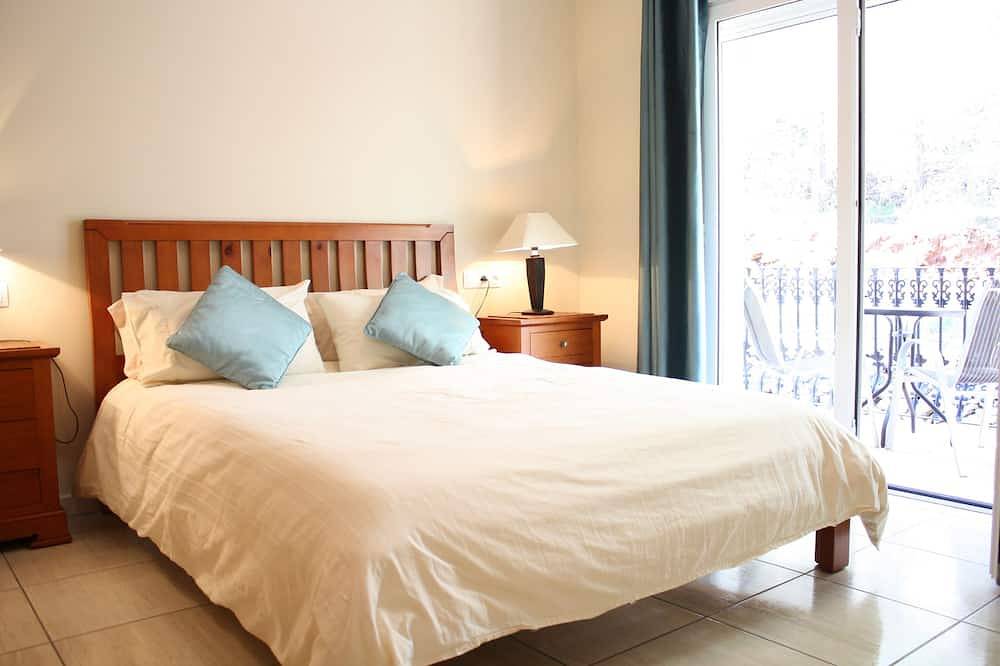 Spacious villa, close to Denia, Pool 10m x 5m, great views, A/C, fast wifi 500mb in La Sella, Pedreguer