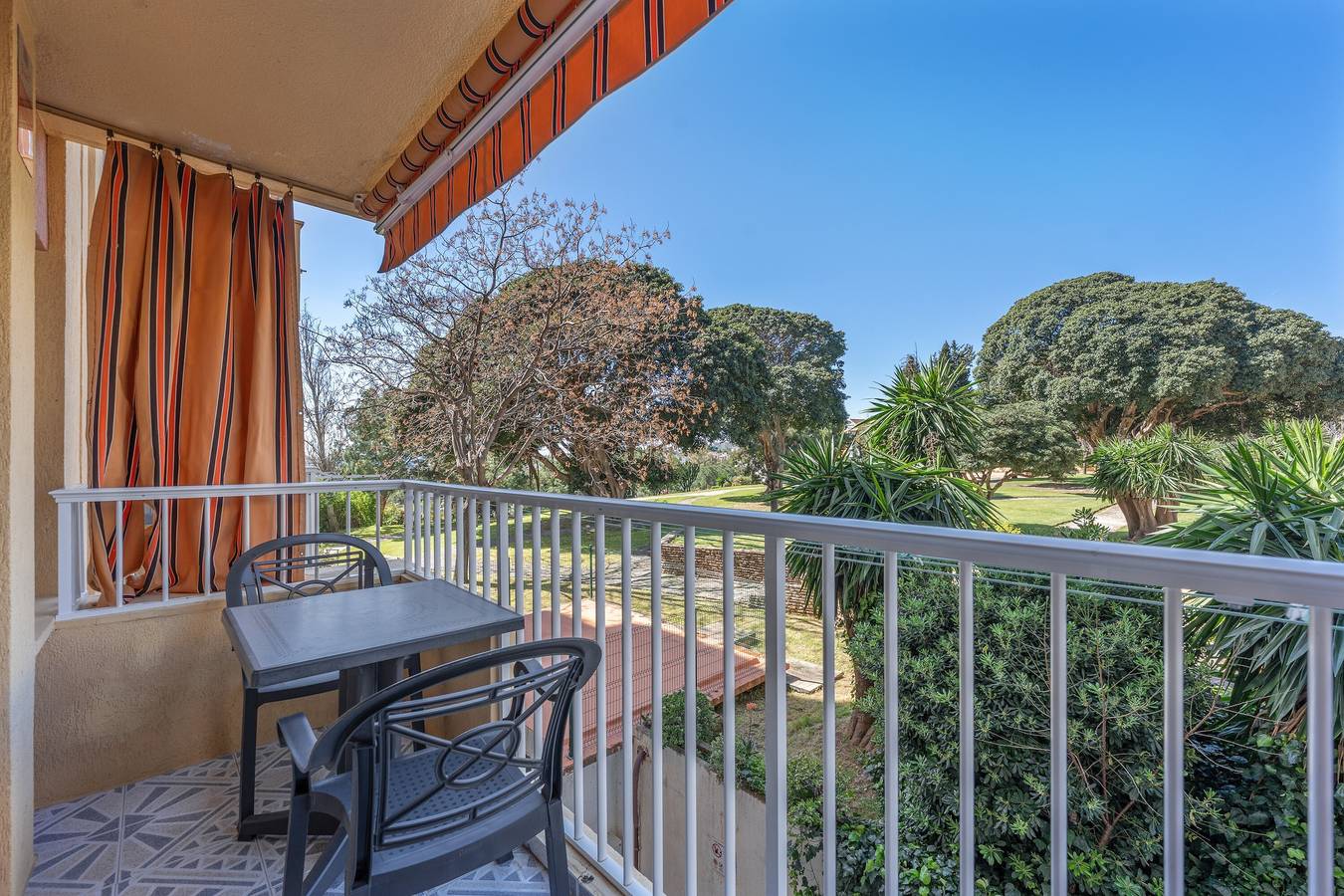 Entire apartment, Apartment 'Apartamento Aguila' with Private Terrace, Shared Garden and Air Conditioning in Benalmádena Costa, Benalmádena