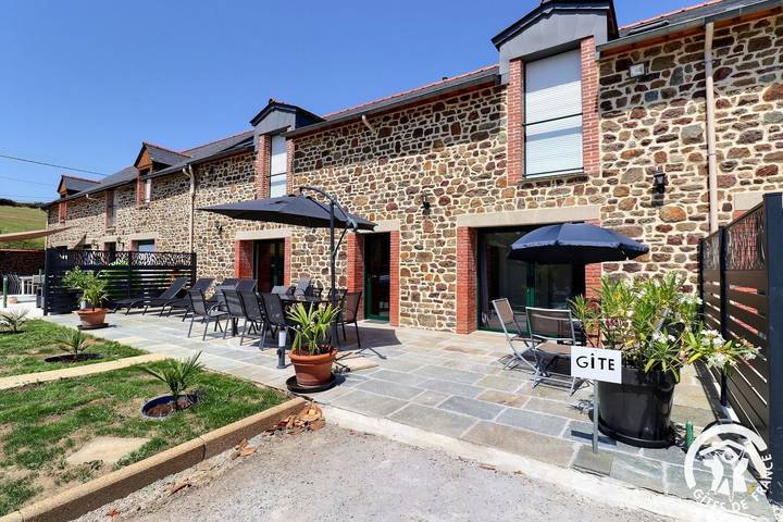 Gîte pour 10 personnes, avec Terrasse et Jardin ainsi que Piscine et Vue dans Saint-Guinoux