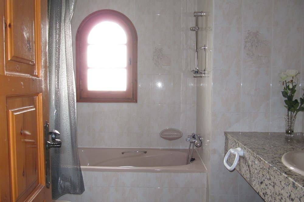 Einzigartige Sicht aufs Meer, Hafen von Palamos, Wald, grosser Garten, Wifi,  Hd in Calonge, Costa Brava