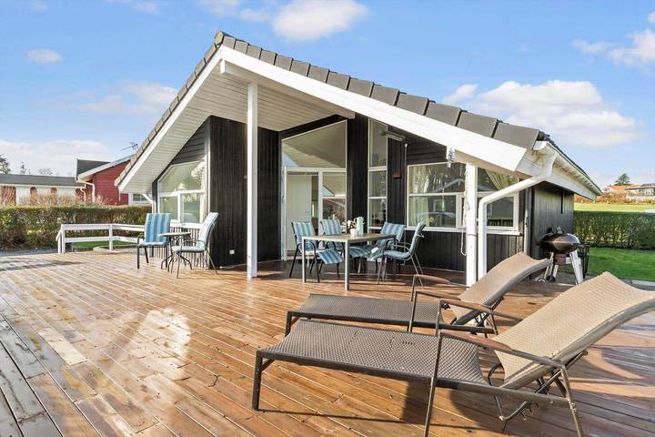Ferieudlejning for 6 personer, med terrasse i Følle Strand